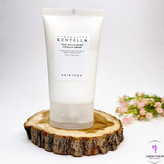 کرم مرطوبکننده و روشنکننده سنتلا اسکین ۱۰۰۴، مناسب برای آبرسانی و افزایش شفافیت پوست