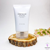 کرم مرطوبکننده و روشنکننده سنتلا اسکین ۱۰۰۴، مناسب برای آبرسانی و افزایش شفافیت پوست