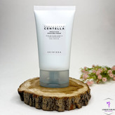 کرم مرطوبکننده و روشنکننده سنتلا اسکین ۱۰۰۴، مناسب برای آبرسانی و افزایش شفافیت پوست